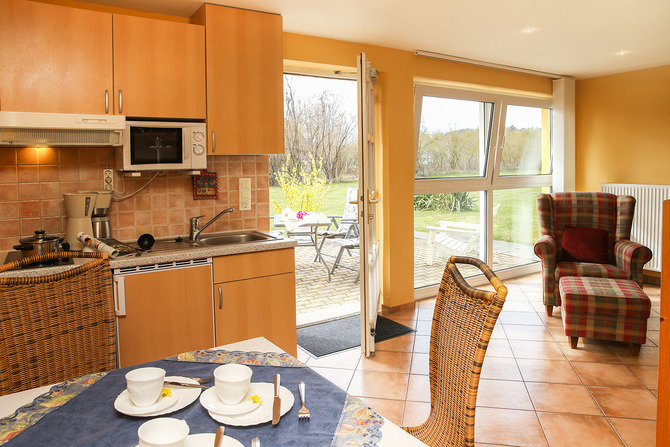 Ferienwohnung in K&uuml;hlungsborn - Haus Aphrodite - Essbereich mit Pantry